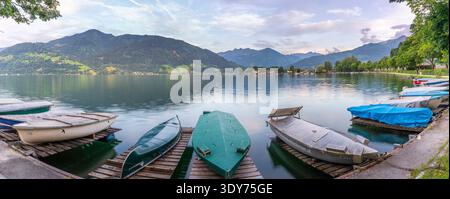 Splendida vista delle montagne e del lago Zell che riflette la luce del tramonto a Zell am SEE, Salisburgo, Austria Foto Stock