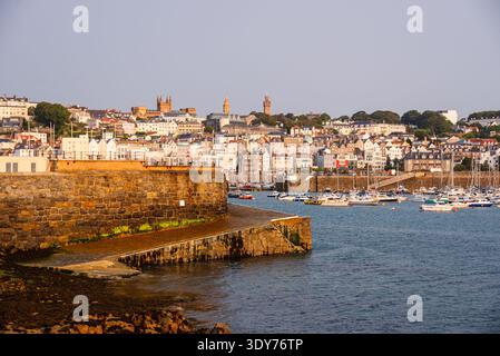 Vista del porto all'alba con banchina di pietra e porticciolo a St Peter Port, Guernsey Channel Islands Foto Stock