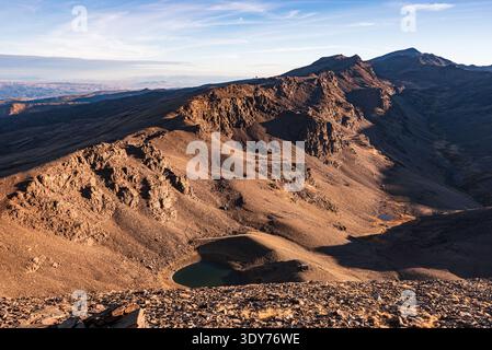 Alba sull'alto tarn alpino con il Cerro del Caballo nel circo glaciale nel Parco Nazionale della Sierra Nevada, Spagna Foto Stock
