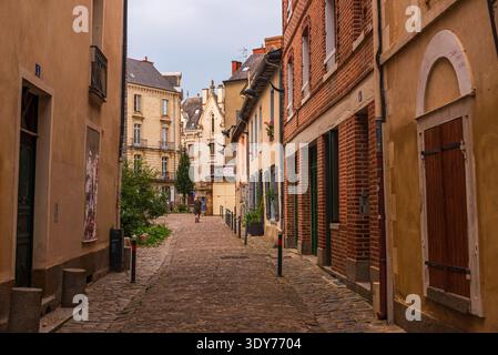Storico vicolo acciottolato nel centro storico di Rennes con case del periodo medievale Foto Stock