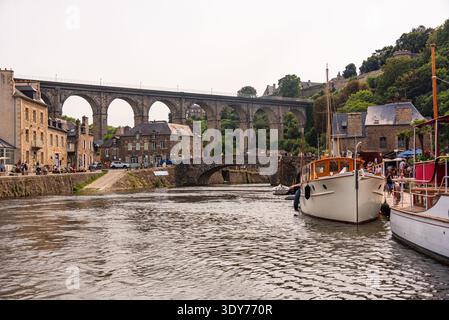 Le barche navigano lungo il fiume Rance sotto il viadotto Dinan e l'antico ponte in pietra in Bretagna in una giornata di sole Foto Stock