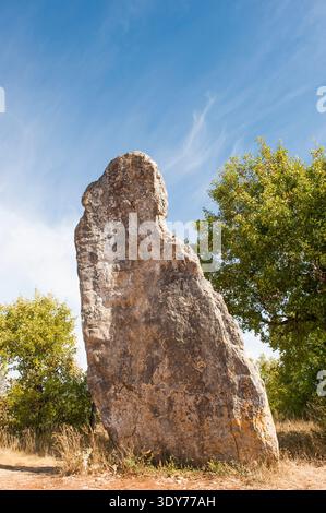Menhir di Belinac si erge alto nel Parco regionale di Causses du Quercy nel sud-ovest della Francia Foto Stock