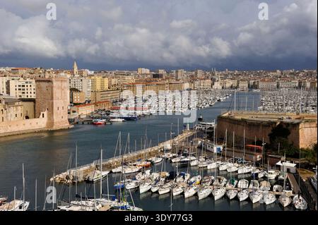 Vista del forte Saint-Jean e del Porto Vecchio con barche a Marsiglia sotto il cielo nuvoloso, regione Provenza-Alpi Costa Azzurra, Francia Foto Stock