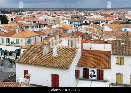 Tetti ed edifici tradizionali a Saintes-Maries-de-la-Mer che mostrano il paesaggio francese Foto Stock
