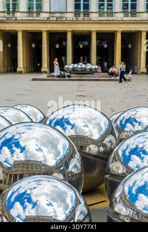 Durante l'estate a Parigi, i visitatori potranno ammirare una scultura a specchio nel piazzale del Jardin du Palais Royale Foto Stock