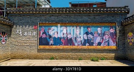 Murale che mostra scene di opera cinese nel villaggio di MianTan raffiguranti la cultura e la storia locali nella provincia di Huangshan Anhui Foto Stock