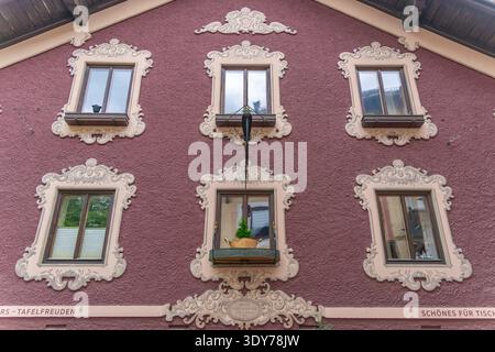I colori luminosi su una facciata di chalet a Saalfelden creano una scena vivace in una giornata di sole in Austria Foto Stock