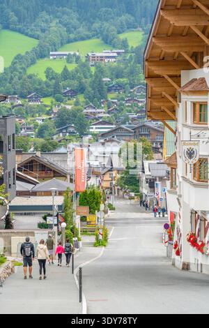 Edifici colorati e strade vivaci nel centro storico di Kitzbuhel durante l'estate nel Tirolo austriaco Foto Stock
