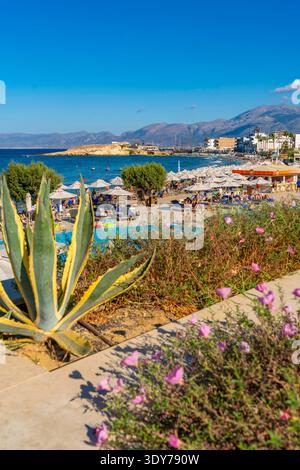 In una giornata di sole, i visitatori possono praticare attività sulla spiaggia di Akti Navarchou Nearchou a Limenas Chersonisou Creta Grecia Foto Stock