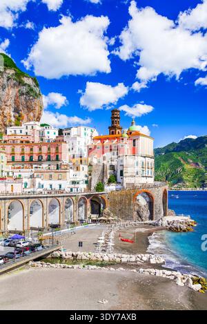 Atrani, Italia. Piccola cittadina sulla Costiera Amalfitana, sul Mar Mediterraneo, colorate case sulla scogliera. Foto Stock