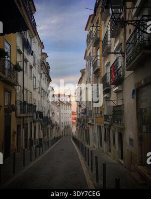 Strada stretta nella città vecchia di Santo Estêvão, Lisbona, Portogallo Foto Stock