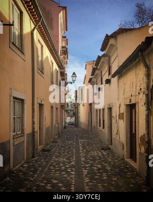 Stretta strada storica nella città di Lisbona, Portogallo, dicembre 2018 Foto Stock