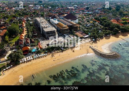 Vista aerea del cantiere del centro commerciale Icon Bali sulla costa di Sanur, Bali Foto Stock