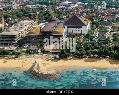 Drone shot del centro commerciale Icon Bali e frangiflutti in pietra sulla costa Foto Stock