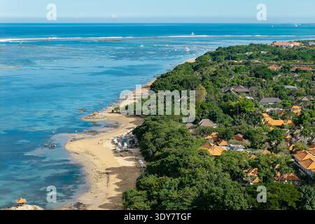 Vista dall'alto di sabbia dorata, barche tradizionali e hotel di lusso a Sanur, Indonesia Foto Stock