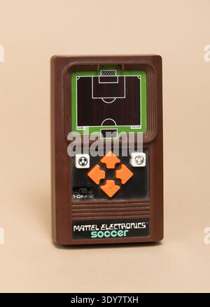 Pavia, Lombardia, Italia - 27 dicembre 2024: Console portatile Mattel Electronics Soccer dal 1977, al Ctrl+Alt Museum. Era anche conosciuto come Mattel Elec Foto Stock