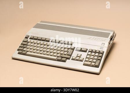 Pavia, Lombardia, Italia - 8 dicembre 2024: Amiga 500 home computer dal 1987 al Museo Ctrl+Alt. È stato anche chiamato Commodore A500. IT Foto Stock