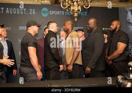 Oleksandr Usyk e Daniel Dubois partecipano a una conferenza stampa in vista della loro lotta per il titolo mondiale all'Hotel Cafe Royal Air Street Londra Regno Unito Foto Stock