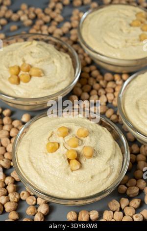 Set di ciotole con hummus fresco fatto in casa Foto Stock