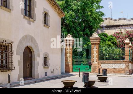 Badalona, Spagna - 18 giugno 2020. Vista della vecchia strada di Dalt la Vila, edificio con facciata colorata, centro storico di Badalona, provincia di Barcellona, Foto Stock