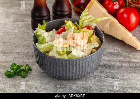 Gustosa insalata caesar con gamberi e iceberg Foto Stock