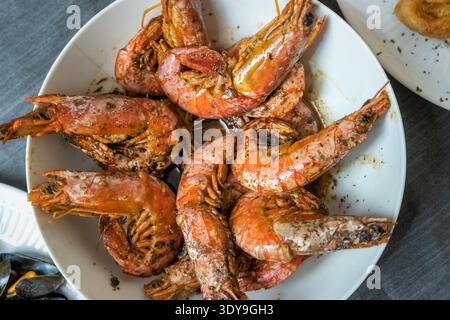 Gamberi rossi cotti con aglio e prezzemolo. Cucina tipica mediterranea e spagnola. Tapas spagnole Foto Stock