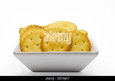Recipiente con cracker per antipasto, isolato su sfondo bianco. Foto Stock
