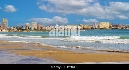 Alicante, Spagna - 20 gennaio 2026: Vista panoramica del paesaggio urbano metropolitano con le torri del porto mediterraneo di Cape de l'Horta Foto Stock