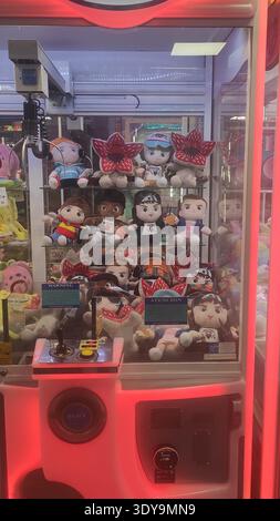 Peluche mostrate in una macchina per gli artigli con i personaggi di Stranger Things Foto Stock