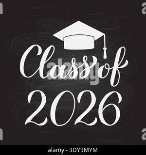 Classe 2026 scritta a mano su sfondo lavagna. Congratulazioni ai laureati in tipografia. Modello vettoriale per biglietti d'auguri, striscioni, etichette Illustrazione Vettoriale