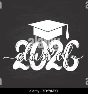 Scritta di classe 2026 con cappello graduato su sfondo lavagna. Congratulazioni ai laureati in tipografia. Modello vettoriale per l'auto di benvenuto Illustrazione Vettoriale