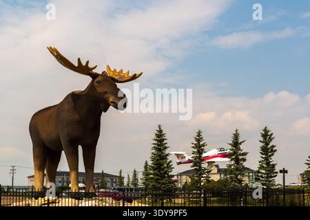 Moose Jaw, SK Canada - 07 agosto 2024: Mac the Moose e Snowbird Jet display a Moose Jaw fonde il fascino locale con il patrimonio dell'aviazione della città. Foto Stock