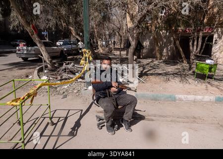 Teheran, Iran. 5 marzo 2026. Un ufficiale di sicurezza iraniano fa la guardia in una strada di Teheran dopo che le stazioni di polizia sono state distrutte in attacchi aerei USA-israeliani venerdì 6 marzo 2026. La capitale è stata sottoposta a pesanti bombardamenti dal febbraio 28, lasciando gran parte della città in rovina. Foto di Hossein Esmaeil/UPI credito: UPI/Alamy Live News Foto Stock