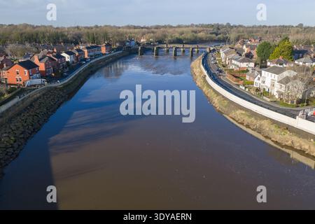 Veduta aerea dello storico Ponte Vecchio di Penwortham a Preston Foto Stock