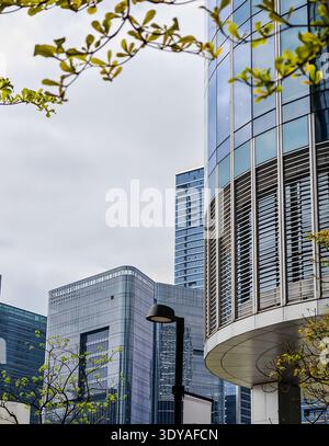 Una fotografia ravvicinata ad alto angolo che mostra un edificio suggestivo e curvo con spranghe orizzontali in un cielo coperto in Cina. Foto Stock