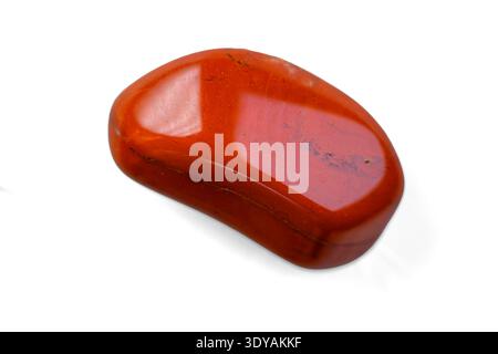 Red jasper dal Madagascar. Jasper, un aggregato di quarzo microgranulare e/o calcedonia criptocristallina e altre fasi minerali, è una varietà opaca e impura di silice, di solito di colore rosso, giallo, marrone o verde. Foto Stock