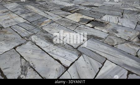 Pavimenti piastrellati in marmo in antica struttura durante il giorno Foto Stock