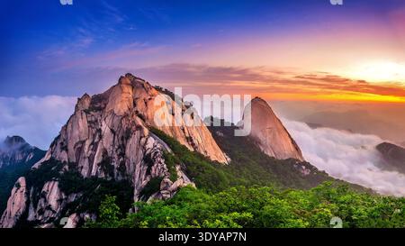 Montagne Bukhansan è coperta dalla nebbia mattutina e sunrise a Seoul, Corea.(tono scuro) Foto Stock