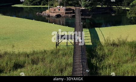 Lagoa Santa, Goias, Brasile - 07 05 2024. Fotografia aerea del drone che mostra i turisti che camminano su una passerella di legno sopra una laguna coperta da una galleggiante Foto Stock