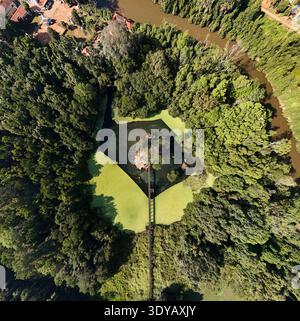 Lagoa Santa, Goias, Brasile - 07 05 2024. Vista aerea dall'alto verso il basso con drone della laguna geotermale a Thermas de Lagoa Santa, mostrando la passerella in legno e. Foto Stock