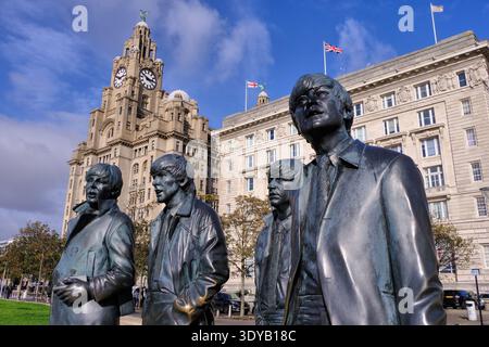 Liverpool: Statue dei Beatles di Andy Edwards sui moli sul lungomare, Music Experience Museum e Royal Liver Building a Liverpool, Regno Unito Foto Stock