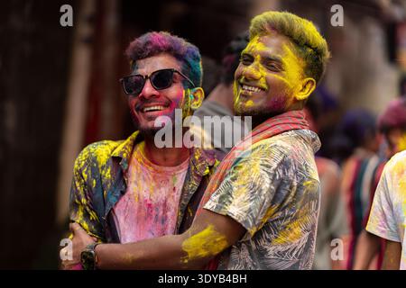 Due uomini gioiosi ricoperti di polvere colorata per celebrare il festival Holi. Holi in Bangladesh è una bella miscela di devozione spirituale e harmon culturale Foto Stock