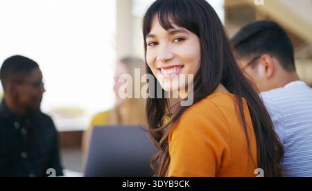 Donna felice, ritrattista o studentessa con gruppo per progetti scolastici, lavoro di squadra o studio insieme. Donna, amici o sorrisi con occhiali o laptop Foto Stock