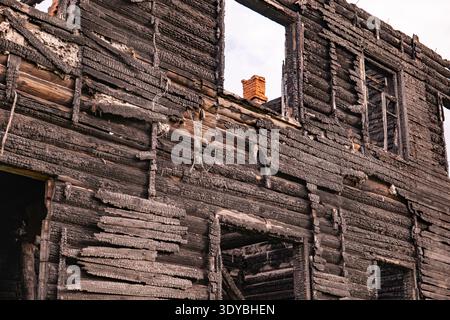 Edificio rovinato dopo un incendio, mostrando devastazione, resti e abbandono Foto Stock