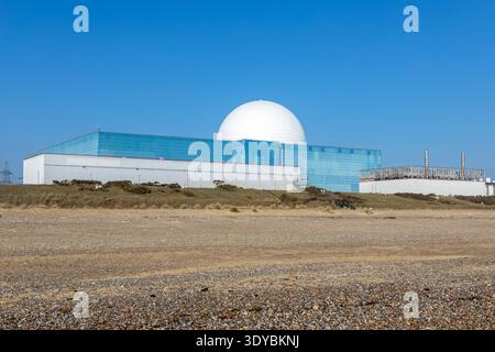 Vista dalla cupola bianca sulla spiaggia della centrale nucleare Sizewell B PWR, Suffolk, Inghilterra, Regno Unito, operativa dal 1995 Foto Stock