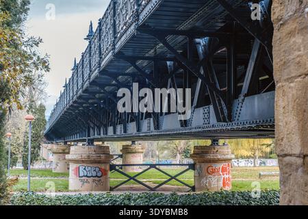 Ponte di ferro sul fiume Ebro a Logrono, Spagna, architettura industriale di Puente de Hierro Foto Stock