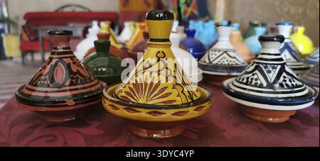 Colorate tajine in ceramica con disegni tradizionali marocchini su un tavolo, il Marocco Foto Stock