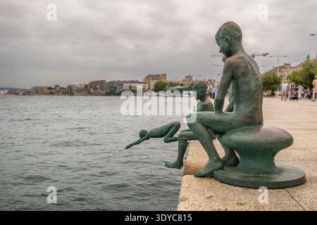 Le statue di Los Raqueros sul lungomare di Santander in Spagna Foto Stock