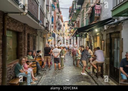 Affollata strada stretta nel centro storico di Laredo, Spagna Foto Stock
