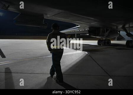 Un manutentore della U.S. Air Force conduce ispezioni pre-volo su un B-1B Lancer a supporto dell'operazione Epic Fury, 6 marzo 2026. Foto Stock
